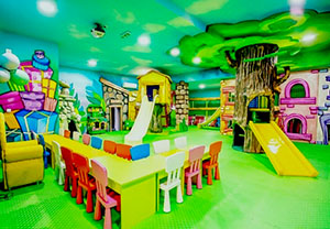 Oprema za igraonice. playground inside. stolovi i stolice za decu